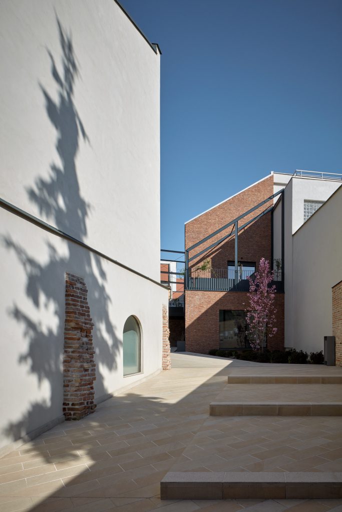 Vallo_Sadovsky_Architects_Nadvorie_BoysPlayNice_01