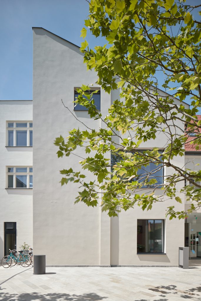 Vallo_Sadovsky_Architects_Nadvorie_BoysPlayNice_05